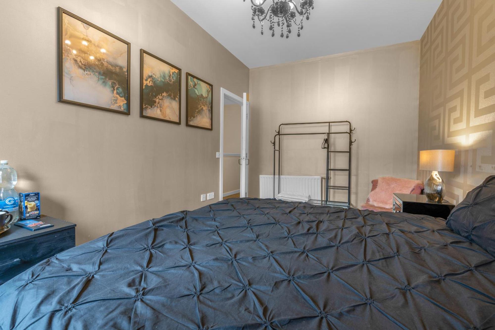 Maison d'hôtes Cosy, Stylish Bedroom For Business And Work Travellers